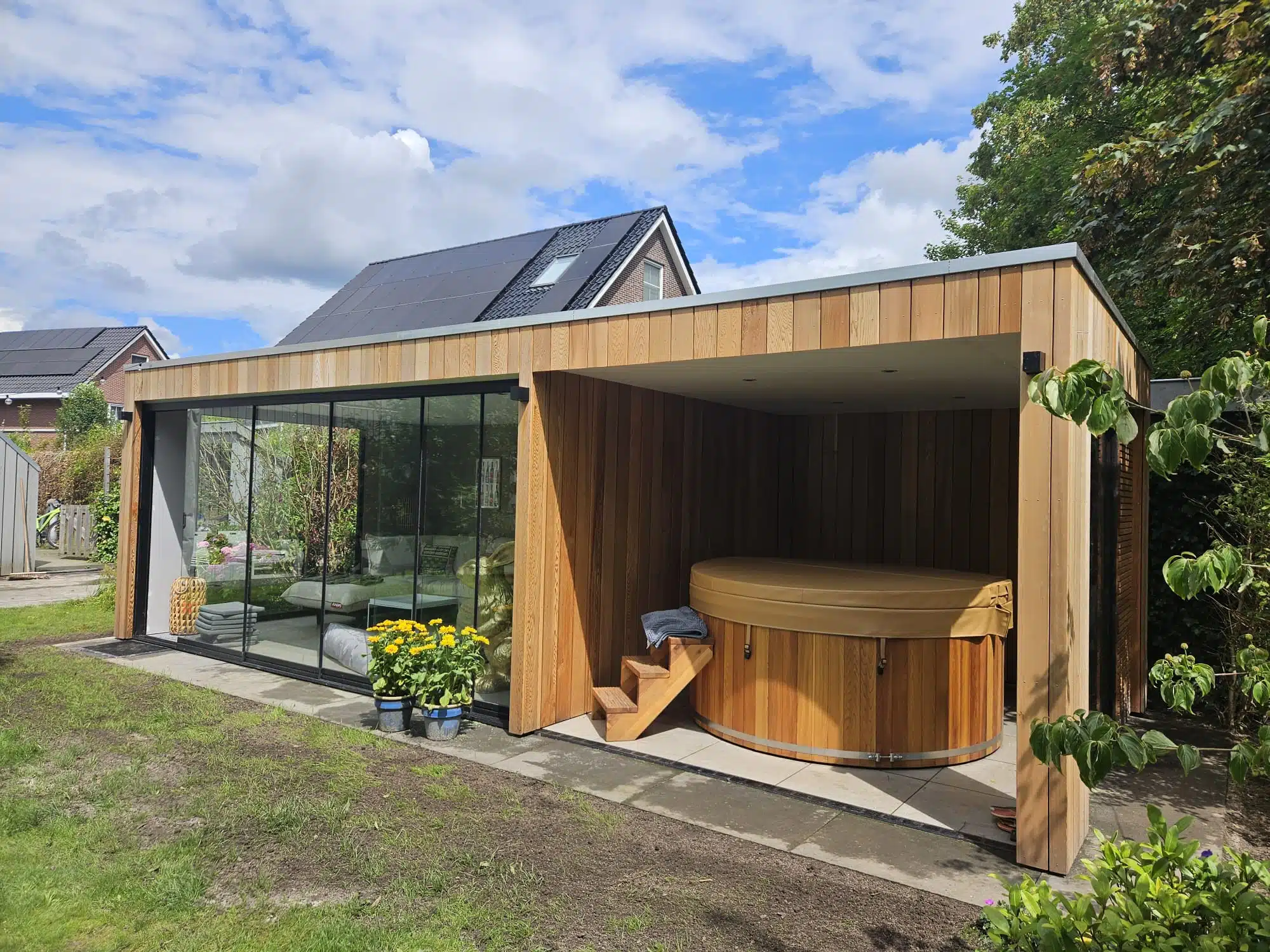 Veranda met glazen wanden en jacuzzi