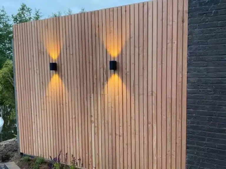 houten gevel met sfeerverlichting