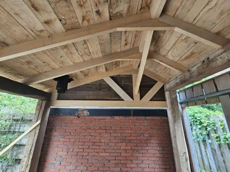 Houten dakconstructie van kapschuur met gebinten