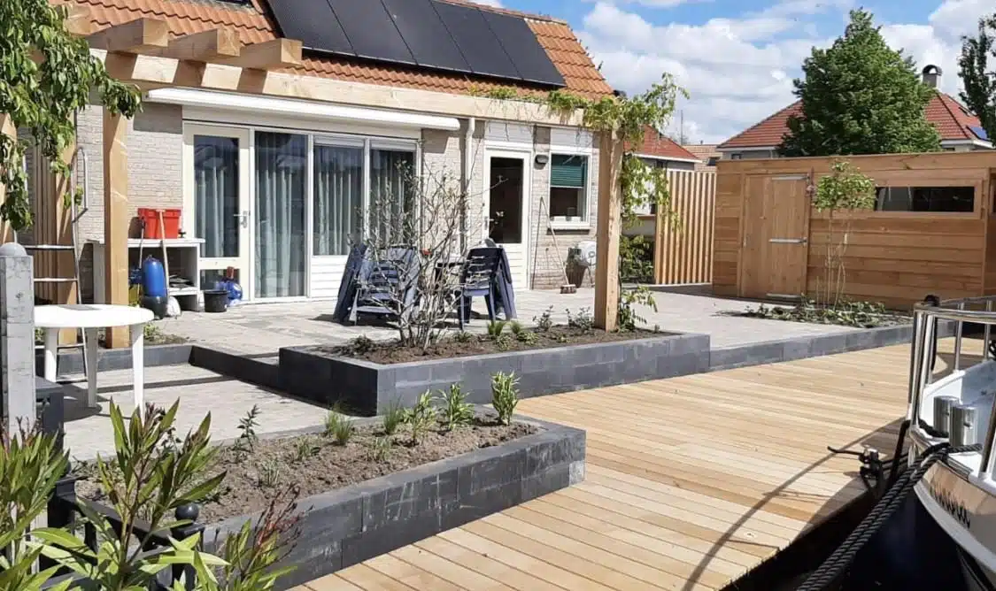 Moderne tuin met houten vlonder