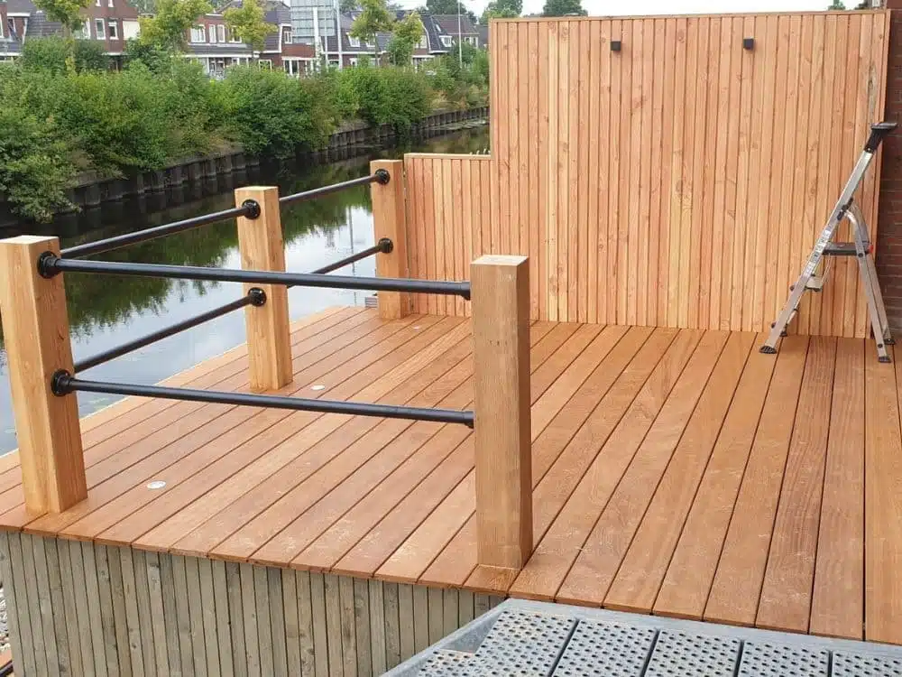 Hardhouten vlonder met balustrade voor terras of steiger