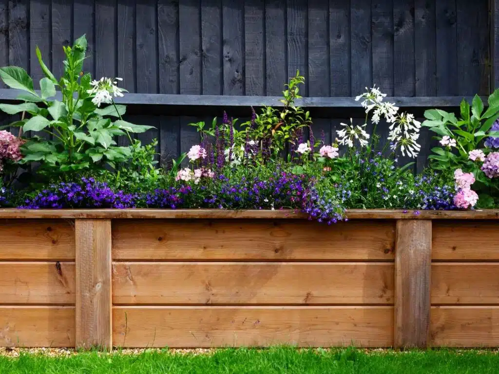 Plantenbak van hout gevuld met kleurrijke bloemen